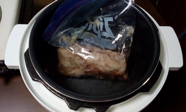 豚のヒレ肉をフリーザーバッグに入れて低温調理２