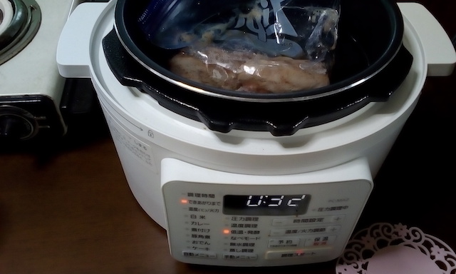豚のヒレ肉をフリーザーバッグに入れて低温調理