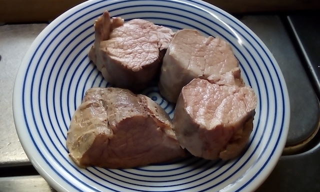 柔らかな豚のヒレ肉をカット
