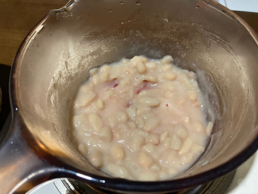 鍋で煮詰めている白餡作り