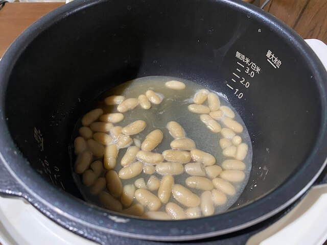 5分煮た白インゲン豆の砂糖煮