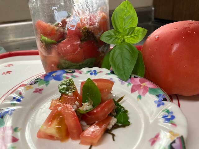 トマトとバジルの塩麹マリネ