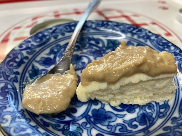 おからケーキに載せたアーモンドクリームが美味しい