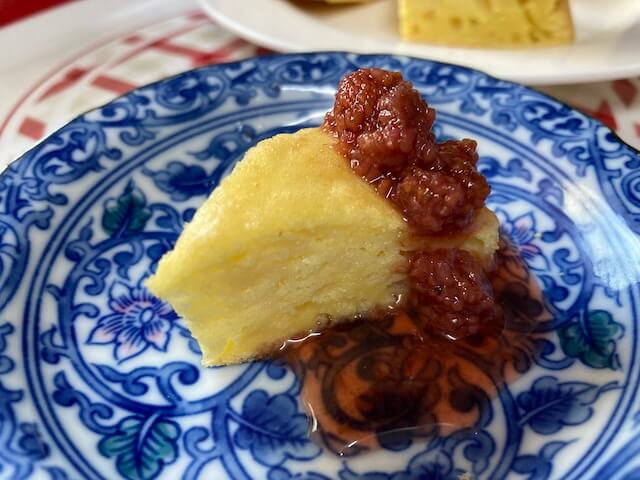 野苺シロップをかけた卵ケーキ