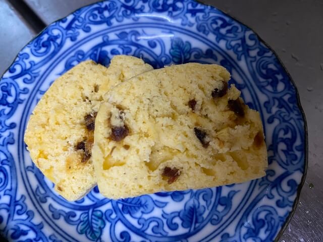 デーツ入り卵ケーキをカットしたもの