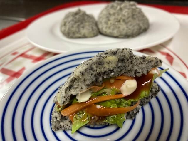 野菜をサンドした黒ごま米粉パン