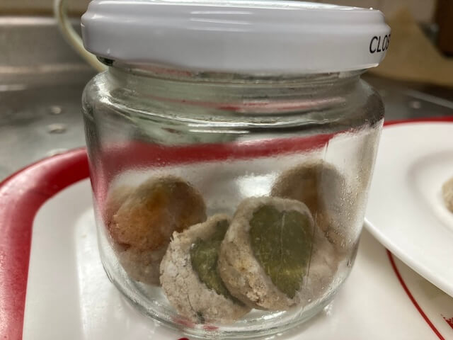 空き瓶に入れて湿気防止のハーブそば粉クッキー