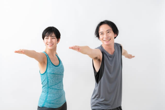 ピラティスやヨガなどフィットネスをする男女