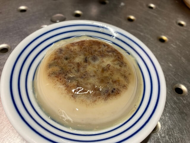 丸い型のデーツ豆乳寒天