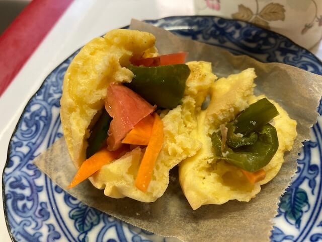 野菜を挟んでサンドイッチも美味しい卵パン