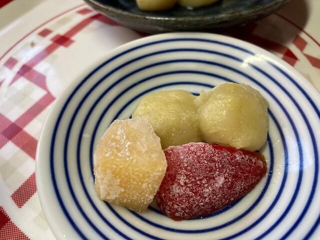 果物と一緒に食べるさつまいも団子
