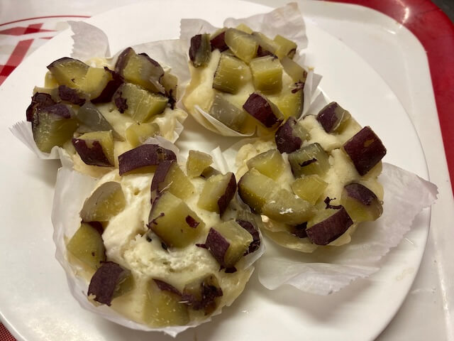 鬼まんじゅうみたいなサツマイモケーキがとっても美味しい