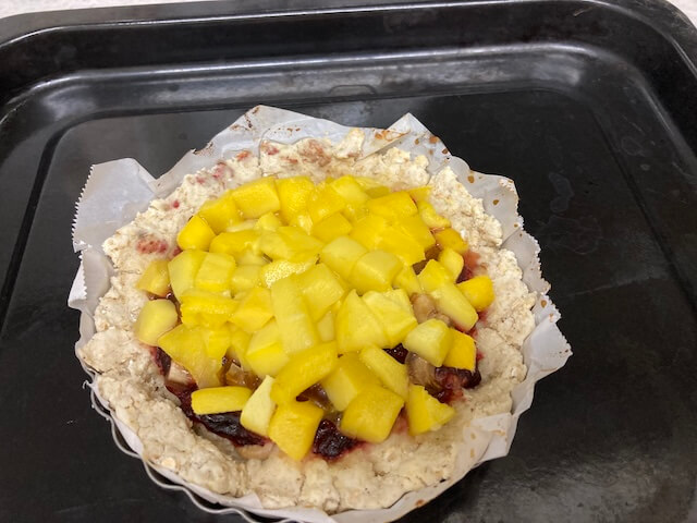 色鮮やかなマンゴータルトの完成