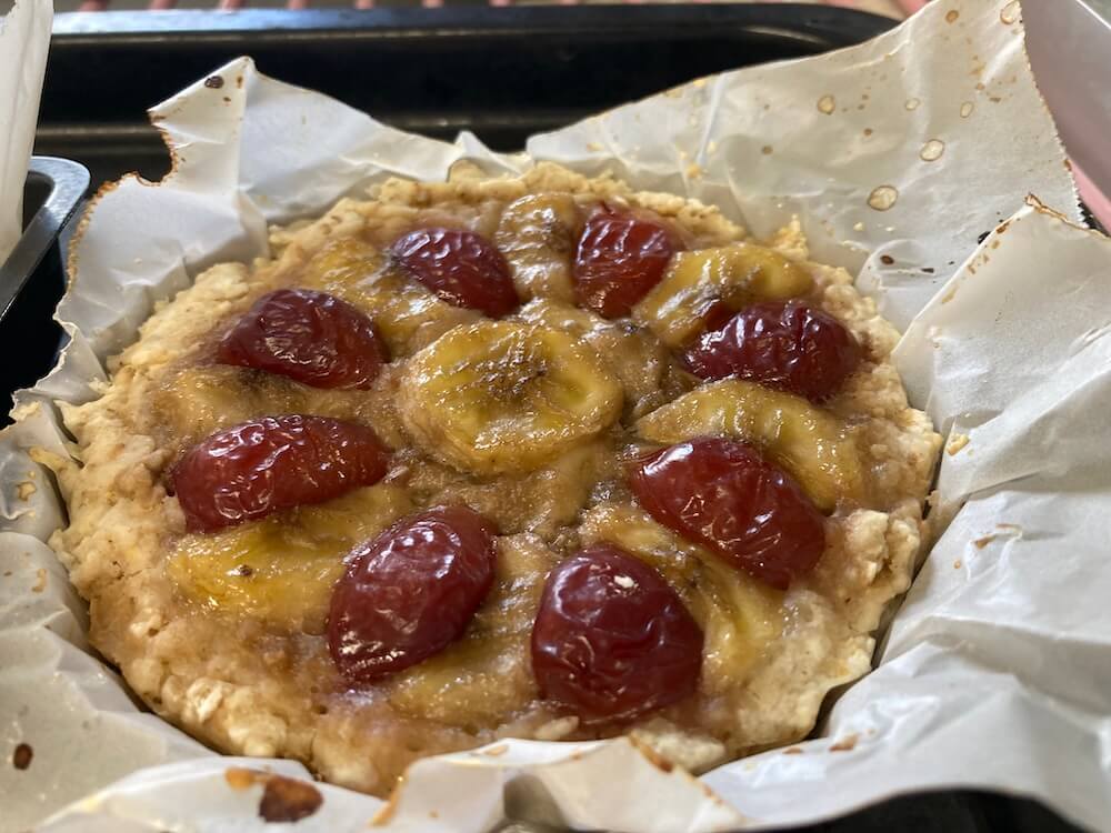 さくらんぼとバナナのタルト