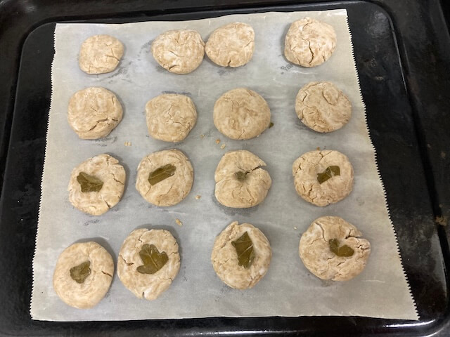 焼き上がったハーブ胡麻クッキー