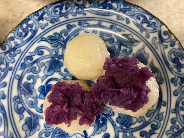 紅芋餡を載せた白玉団子