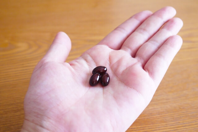 サプリを飲む