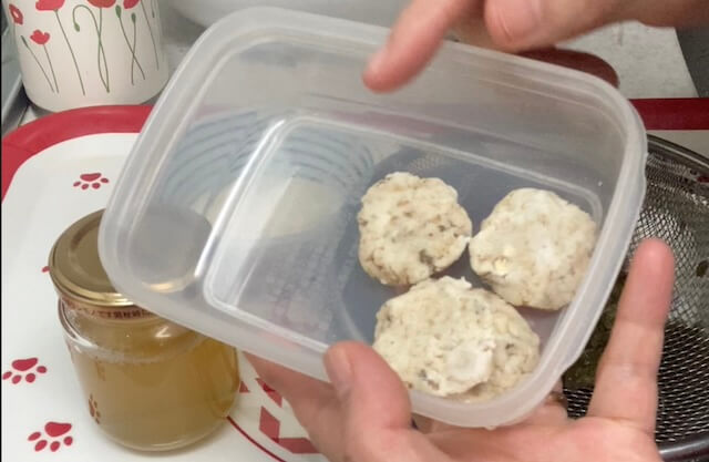 茹でたハーブを刻んで入れたクッキー