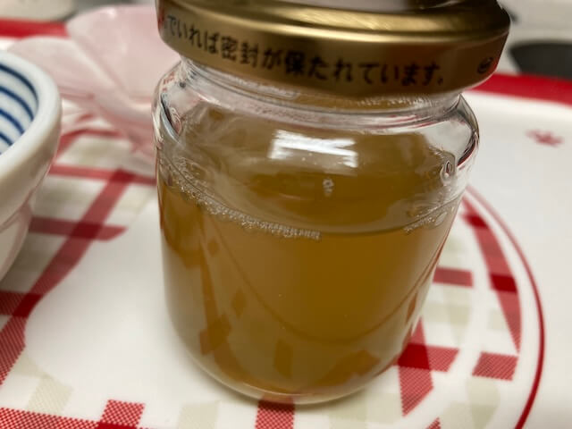 蓋をして保存するローズゼラニウムシロップ