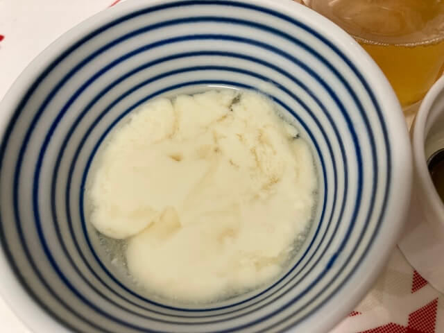 ローズゼラニウムシロップをかけた手作り豆乳ヨーグルト