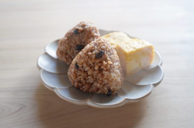 玄米おにぎりと卵焼き