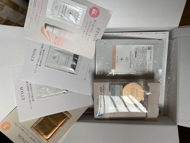 エトヴォスの美容液ファンデーションと日焼け止めパウダーとおまけたち