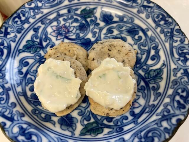ハーブ豆乳クリームチーズを塗った胡麻煎餅
