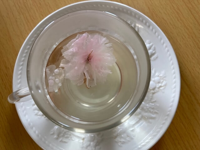 桜茶が美味しい