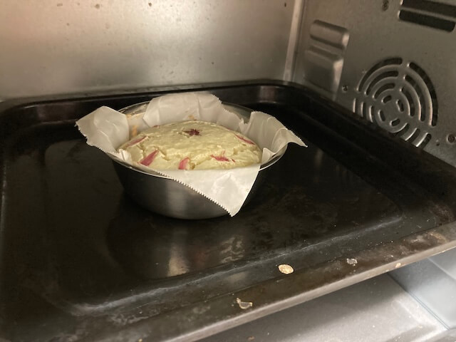 オーブンで焼ける桜の花入り塩麹豆腐パン