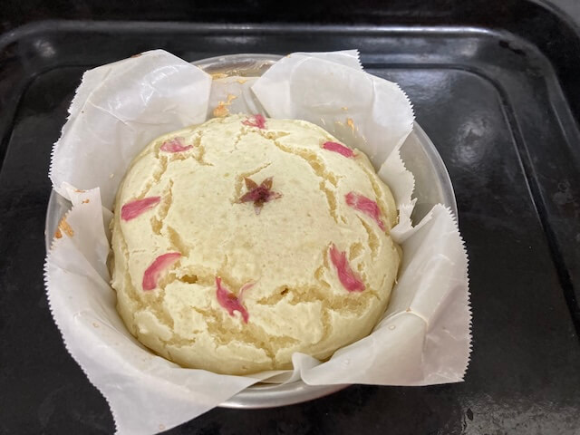 ふっくら焼き上がった塩麹豆腐パン