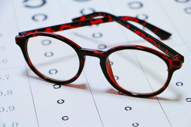 視力表とメガネ