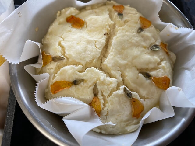 ジニアの花載せ塩麹豆腐パン
