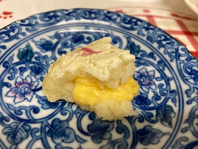 カスタードクリームを挟んで作ったクリームパン