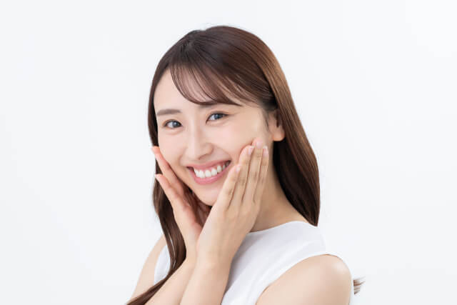 スキンケアして笑顔の女性