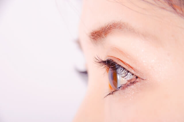 女性の目