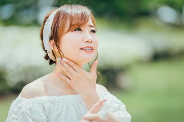 日焼け止めを塗る女性