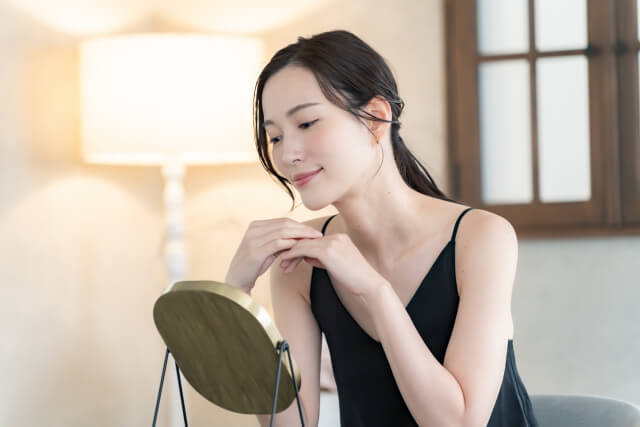 肌が綺麗になって笑顔の女性