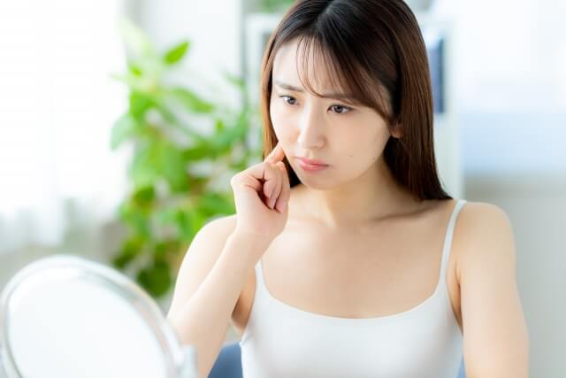 肌荒れに悩む女性