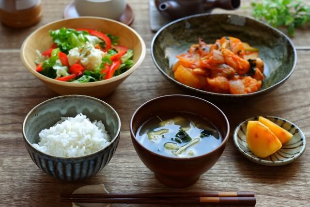 味噌汁やサラダなど和食